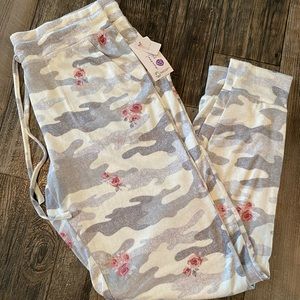 NWT Camo & Roses Super Soft Jogger Pants with Pockets